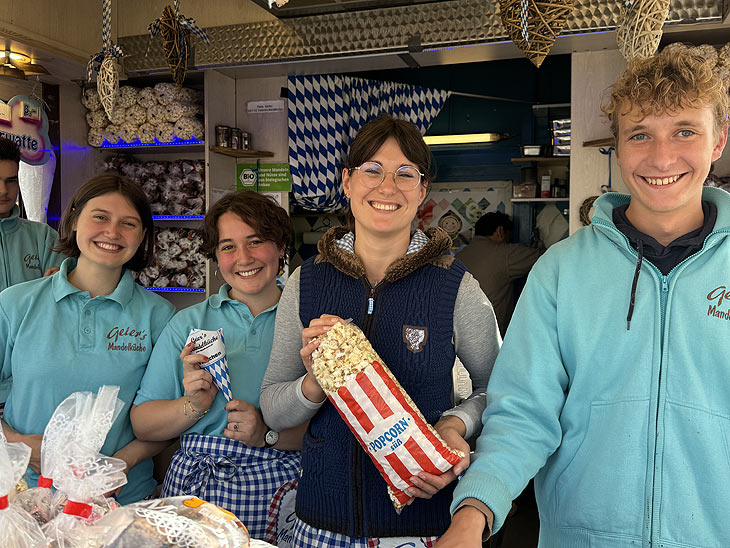 Geier's Mandel-Küche auf der Wiesn - gebrannte Mandeln seit über 50 Jahren auf dem Oktoberfest (©Foto:Martin Schmitz)